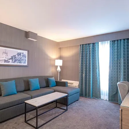 Sandman Signature Airport Hotel 4*