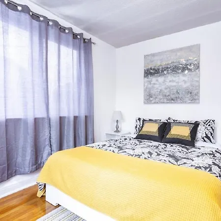 Beautiful 3-Bedroom Home In Centretown With Wifi