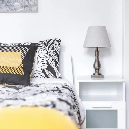 Apartment Beautiful 3-Bedroom Home In Centretown With Wifi *