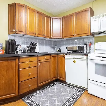Apartment Beautiful 3-Bedroom Home In Centretown With Wifi