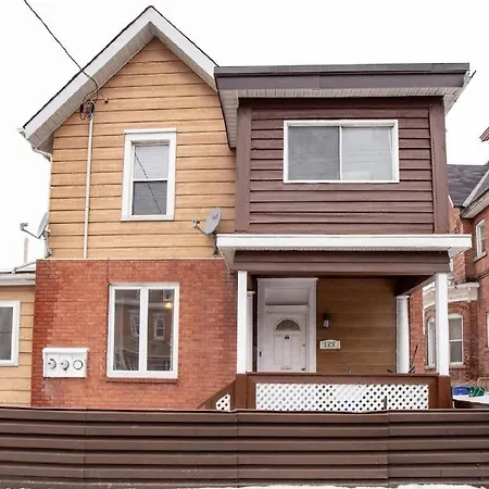 Beautiful 3-Bedroom Home In Centretown With Wifi