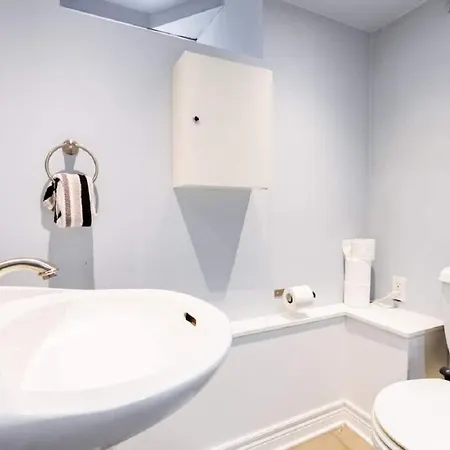 Beautiful 3-Bedroom Home In Centretown With Wifi Apartment *