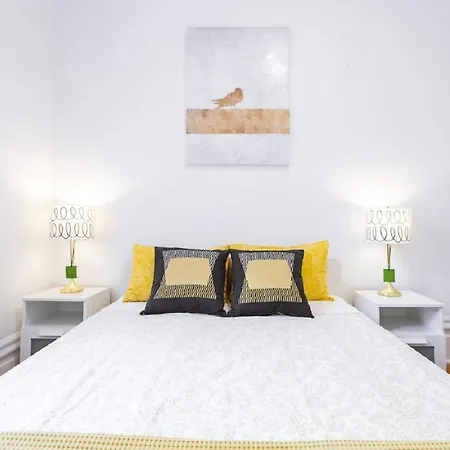 Apartment Beautiful 3-Bedroom Home In Centretown With Wifi *