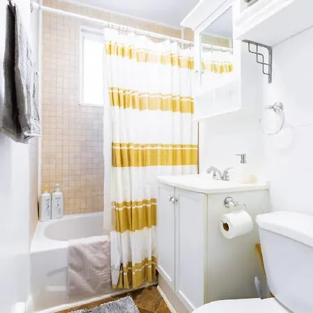 Beautiful 3-Bedroom Home In Centretown With Wifi