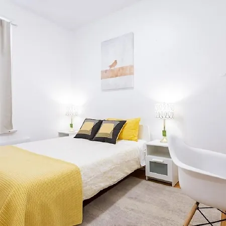 Beautiful 3-Bedroom Home In Centretown With Wifi *