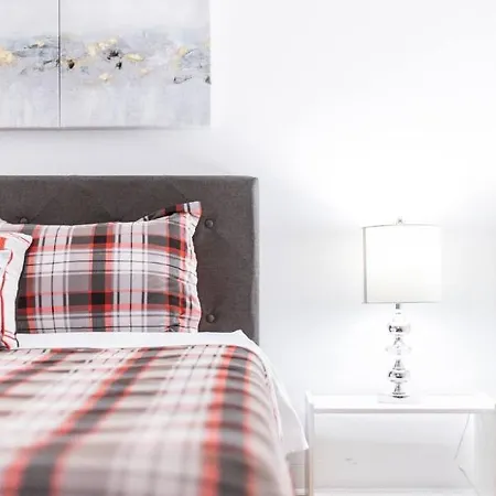 Beautiful 3-Bedroom Home In Centretown With Wifi *