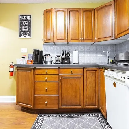 Beautiful 3-Bedroom Home In Centretown With Wifi