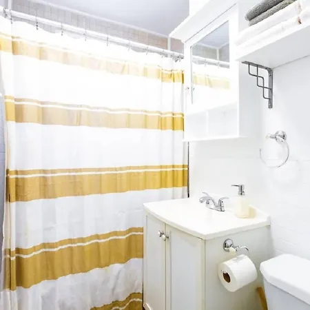 Beautiful 3-Bedroom Home In Centretown With Wifi Apartment