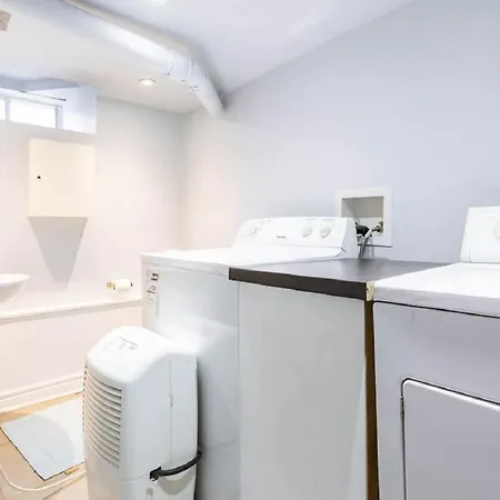 Apartment Beautiful 3-Bedroom Home In Centretown With Wifi