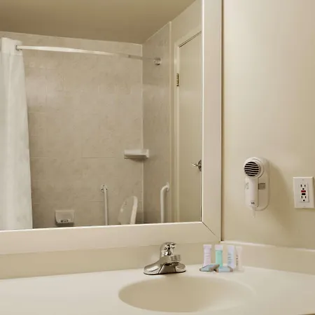 Hotel Travelodge By Wyndham West