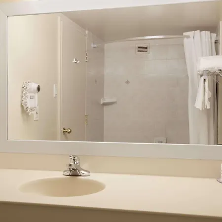 Travelodge By Wyndham West Hotel