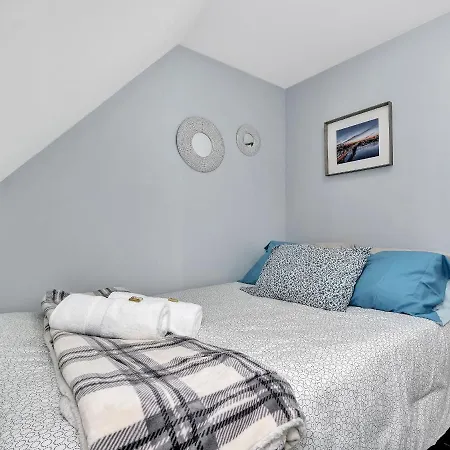 Apartment 2br Apt With Rooftop Terrace Access & Netflix *