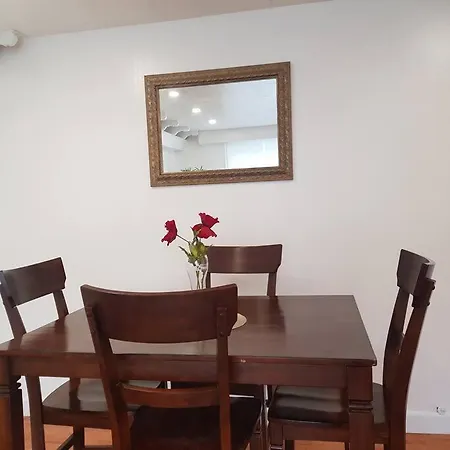 Apartment Magnificent 3 Bedroom Near Downtown With Parking.