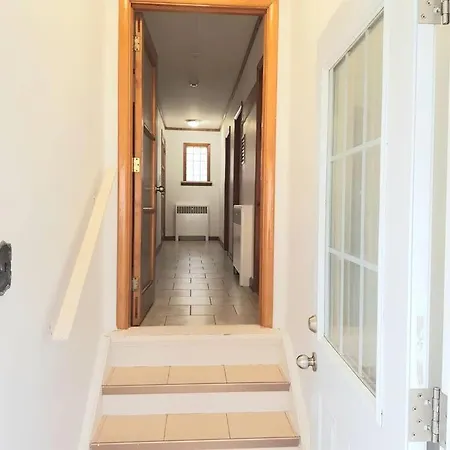 Magnificent 3 Bedroom Near Downtown With Parking.