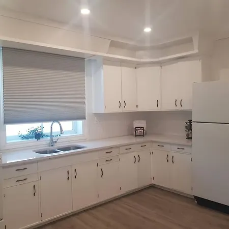 Magnificent 3 Bedroom Near Downtown With Parking. *