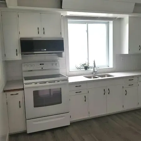 Magnificent 3 Bedroom Near Downtown With Parking. * Ottawa