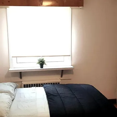 Magnificent 3 Bedroom Near Downtown With Parking. Apartment *