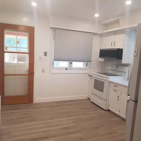 Magnificent 3 Bedroom Near Downtown With Parking. Apartment *