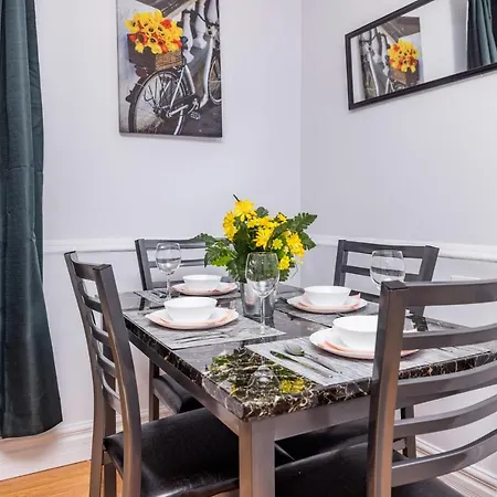 2br Apt W 2 King Beds Steps From Byward Market Apartment *