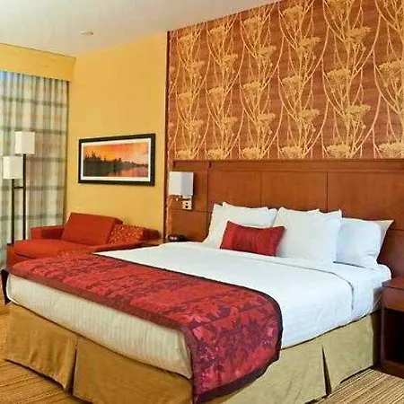 Courtyard By Marriott East Hotel
