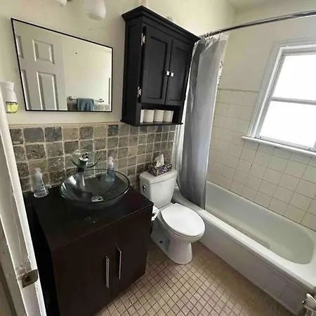 3 Bedroom Near Downtown Apartment *