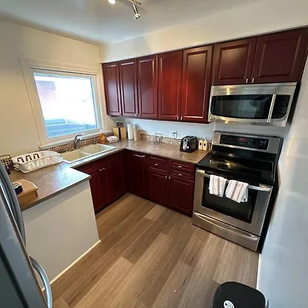 3 Bedroom Near Downtown *