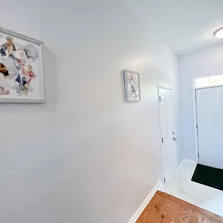 Charming 3 Bed Townhome Ottawa