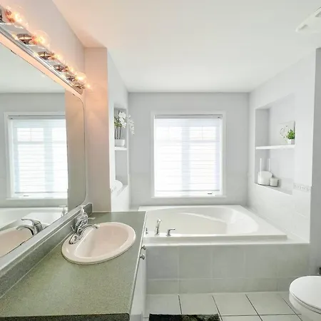 Charming 3 Bed Townhome 4*