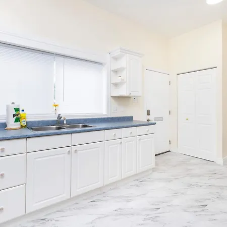 Cozy 1br Apt - King Bed - Mid Chinatown Apartment
