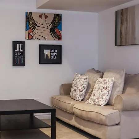 Apartment 20 Min Dt 12 Min Yow Sleeps 8 Quiet W Parking