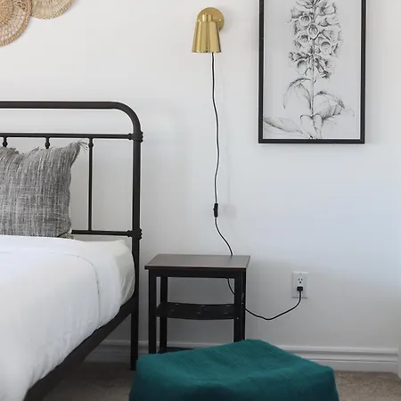 20 Min Dt 12 Min Yow Sleeps 8 Quiet W Parking Apartment *
