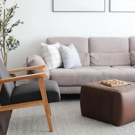 Apartment 20 Min Dt 12 Min Yow Sleeps 8 Quiet W Parking *