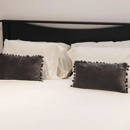 20 Min Dt 12 Min Yow Sleeps 8 Quiet W Parking Apartment *