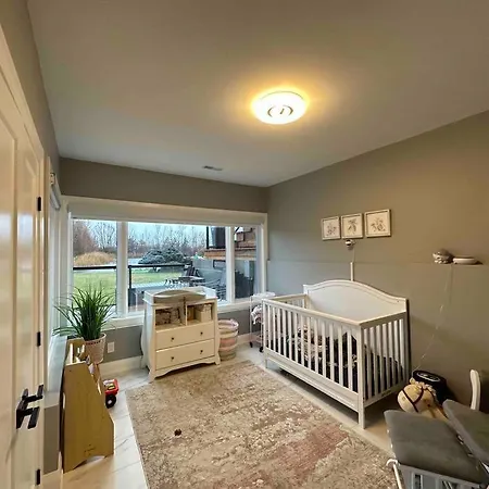 House 8 Min From Airport Sleeps 13 Ottawa