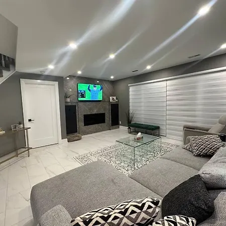 Holiday home House 8 Min From Airport Sleeps 13 Ottawa
