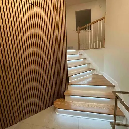 House 8 Min From Airport Sleeps 13 * Ottawa