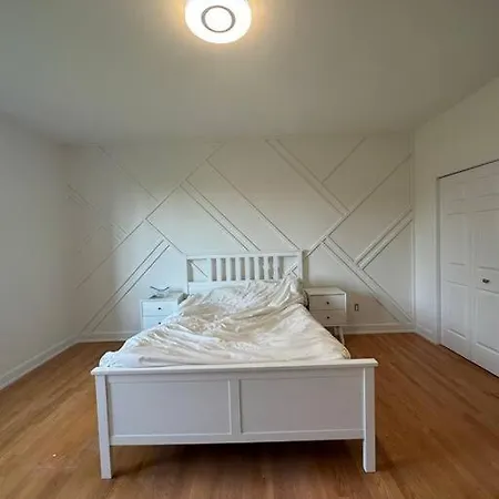 House 8 Min From Airport Sleeps 13 *