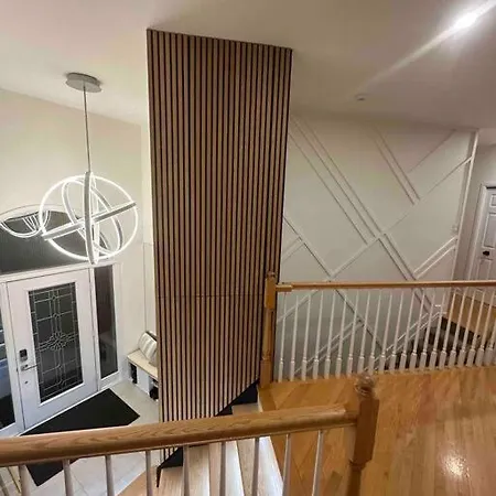 House 8 Min From Airport Sleeps 13 Holiday home *