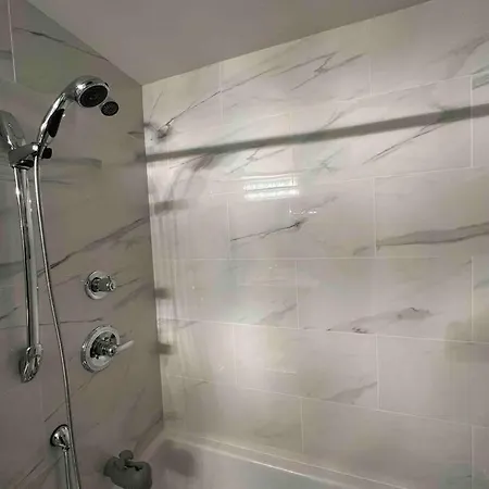 House 8 Min From Airport Sleeps 13 Holiday home Ottawa