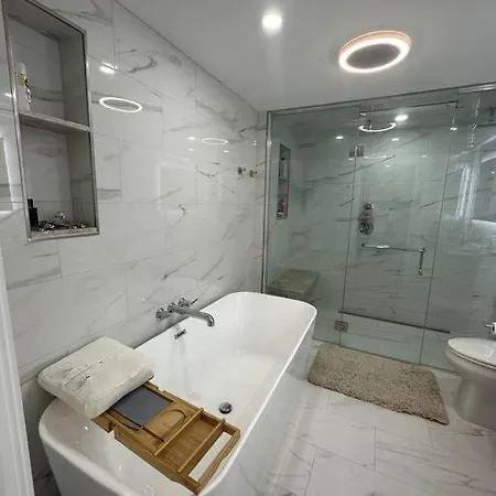 House 8 Min From Airport Sleeps 13 *