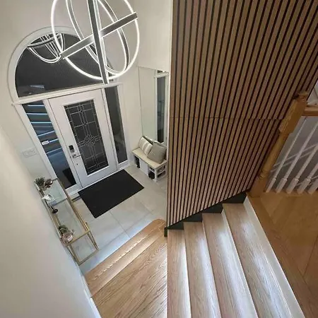 Holiday home House 8 Min From Airport Sleeps 13
