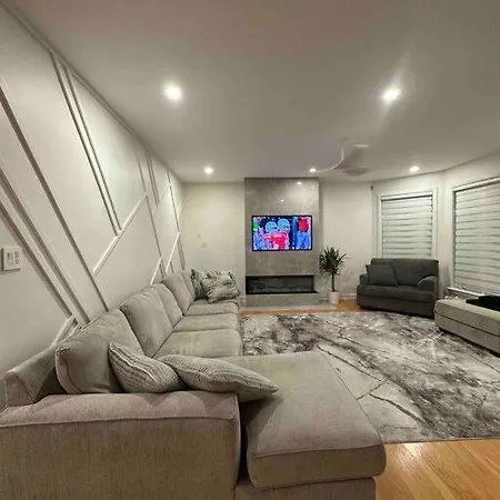House 8 Min From Airport Sleeps 13