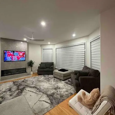 Holiday home House 8 Min From Airport Sleeps 13 Ottawa