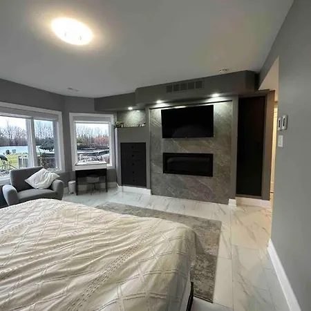 House 8 Min From Airport Sleeps 13 * Ottawa