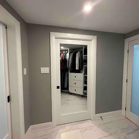 House 8 Min From Airport Sleeps 13 * Ottawa