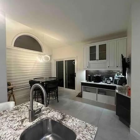 House 8 Min From Airport Sleeps 13 Ottawa
