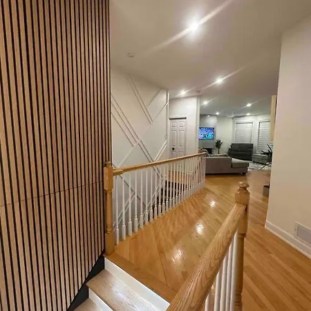 House 8 Min From Airport Sleeps 13 * Ottawa