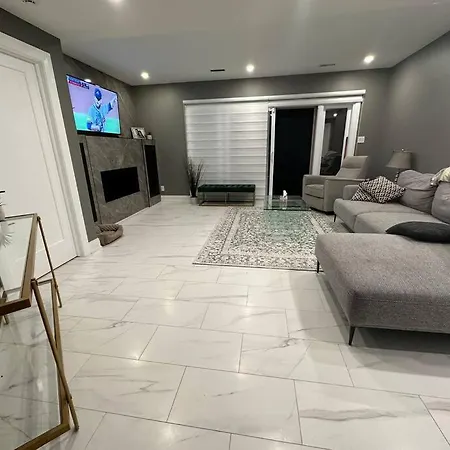 House 8 Min From Airport Sleeps 13