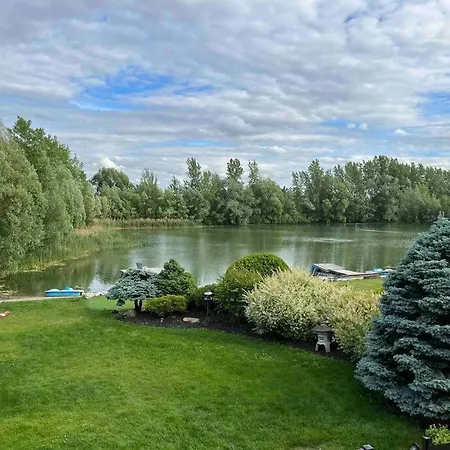 House 8 Min From Airport Sleeps 13 * Ottawa