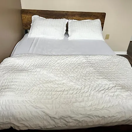 Warm Minimalist Bedroom + Free Parking Ottawa